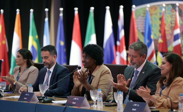 Encerramento. Dep. Yandra Moura (UNIÃO - SE), Governador de Alagoa, Paulo Dantas, Dep. Benedita da Silva (PT - RJ) , Presidente da Câmara dos Deputados, Arthur Lira, e Dep. Soraya Santos (PL - RJ)