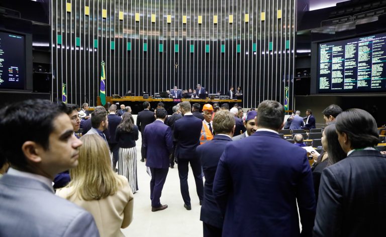 Deputados reunidos no plenário