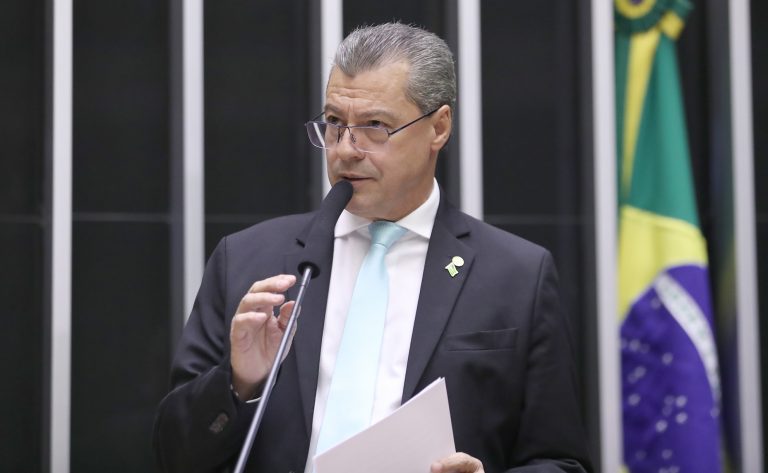 Deputado Daniel Agrobom fala ao microfone