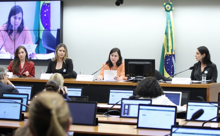 Audiência Pública - Os futuros avanços legislativos possíveis dentro da Convenção de Haia. Representante - Rede de Apoio às Vítimas Brasileiras de Violência Doméstica - Revibra Europa, Janaína Albuquerque, Mãe de Haia, caso Brasil x Irlanda, Raquel Cantarelli, Dep. Sâmia Bomfim (PSOL-SP) e Representante da Autoridade Central Administrativa Federal - ACAF, Flavia Ribeiro Rocha