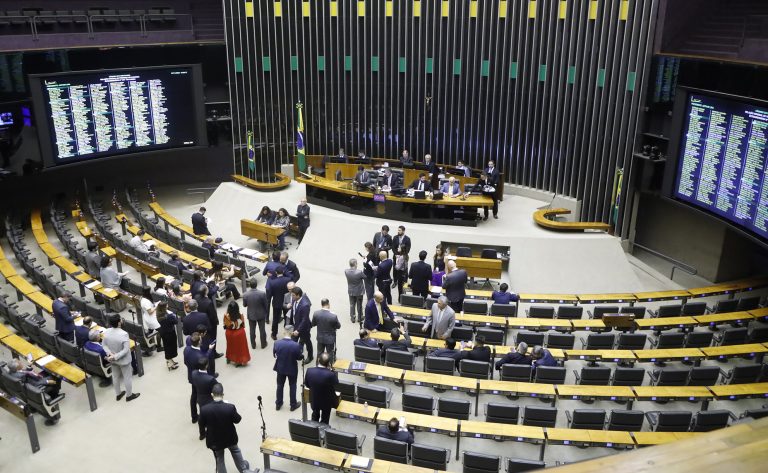 Discussão e votação de propostas legislativas.