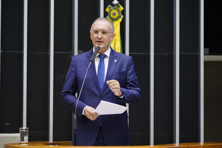 Deputado Fábio Henrique fala ao microfone