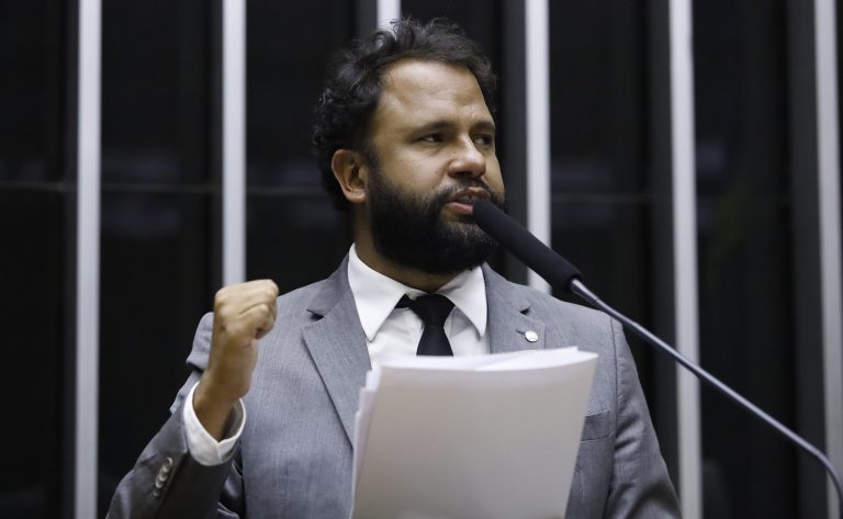 Deputado Pastor Henrique Vieira discursa no plenário