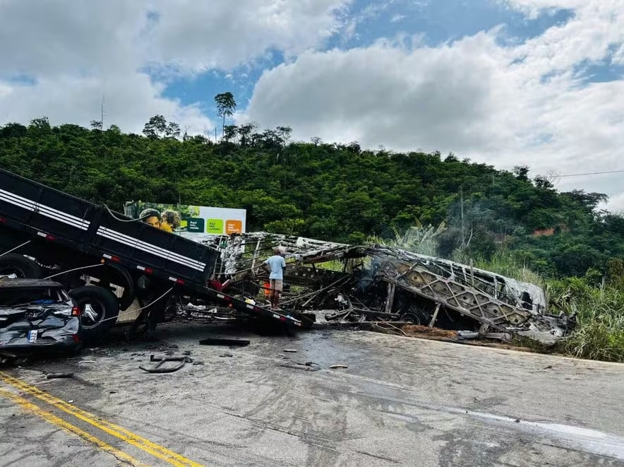 Acidente entre ônibus e carreta deixa 21 mortos em Minas Gerais – CartaExpressa – CartaCapital
