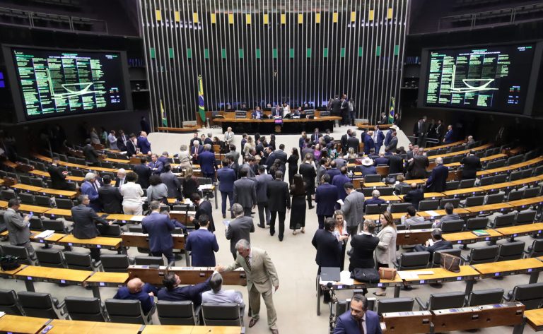 Discussão e votação de propostas legislativas.