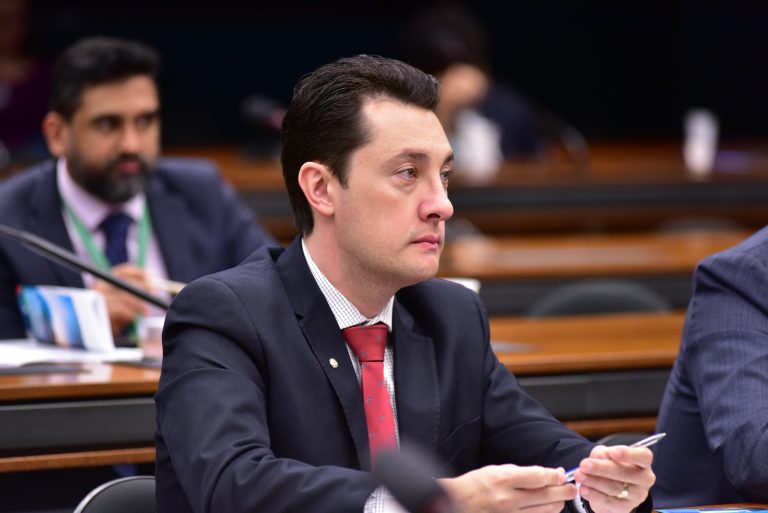 Deputado Rodrigo Gambale (Pode-SP) em reunião do Centro de Estudos e Debates Estratégicos da Câmara dos Deputados