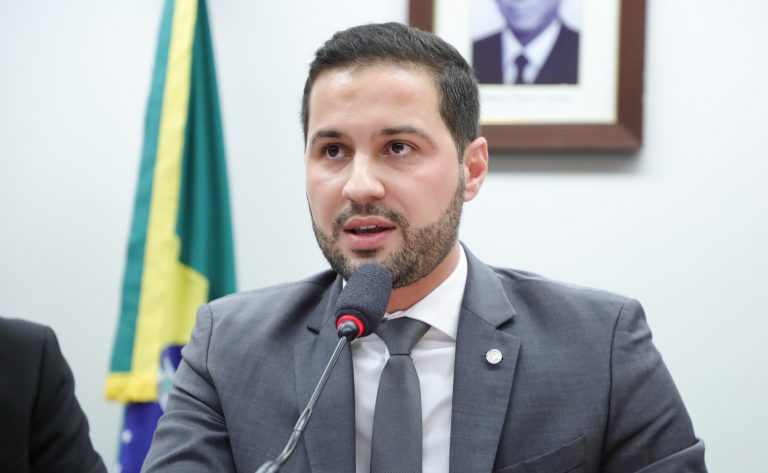 Deputado Paulo Litro (PSD-PR) fala em comissão da Câmara dos Deputados