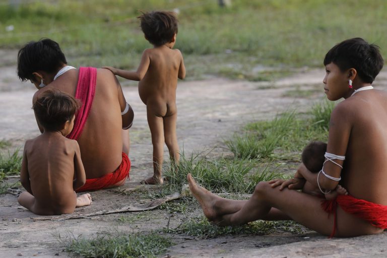 Direitos Humanos - Índio - Mulheres e crianças yanomami em Surucucu, na Terra Indígena Yanomami