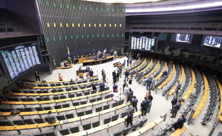 Deputados reunidos no plenário