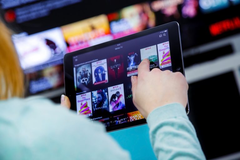 Pessoa mexe na tela de um tablet
