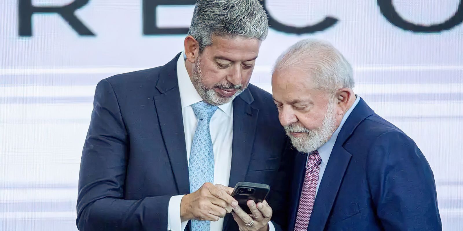 Lira e Lula se reúnem no Alvorada em meio a bloqueio de emendas