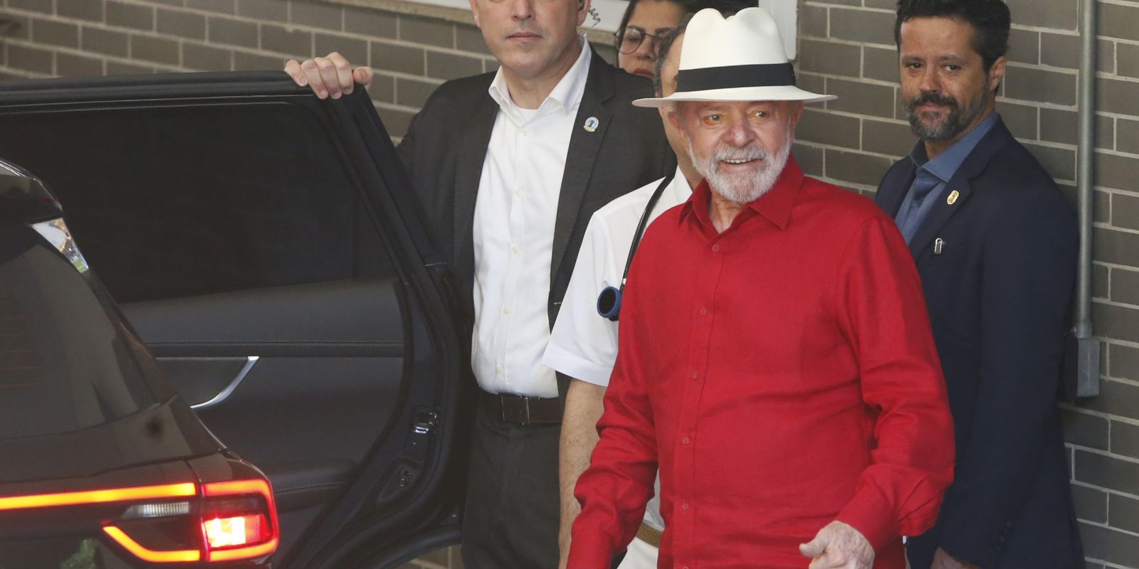 Lula passa por exames e é liberado para voltar a Brasília