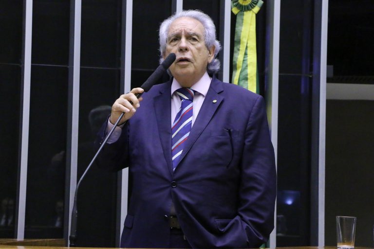 Deputado Paulo Magalhães fala ao microfone