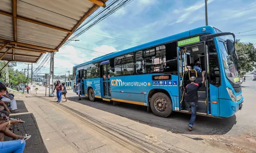 Após mais uma noite violenta, ônibus voltam a circular em