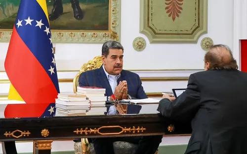 Em 1ª entrevista do ano, Maduro fala em reformar