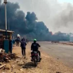 Explosão de caminhão-tanque deixa pelo menos 77