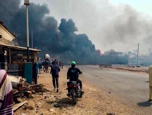 Explosão de caminhão-tanque deixa pelo menos 77