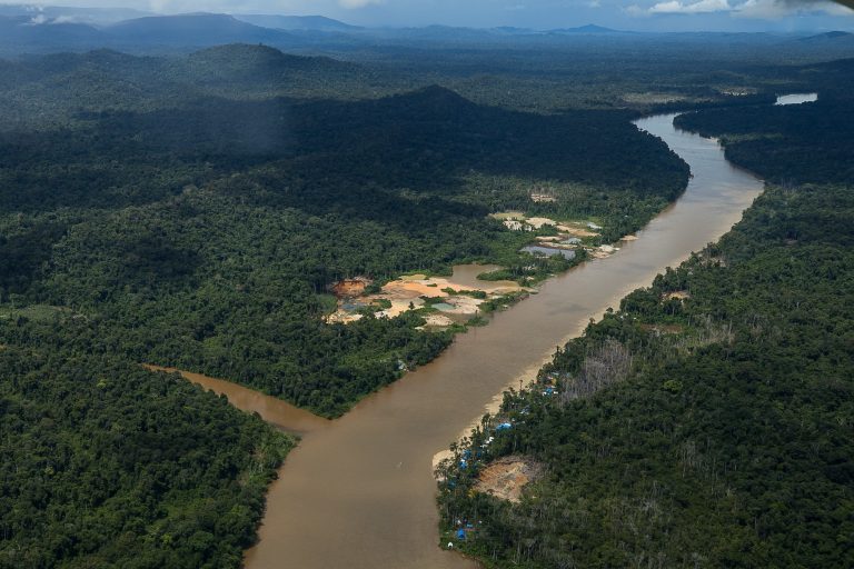 Direitos Humanos e Minorias - Área de garimpo na região do rio Uraricoera na Terra Indígena Yanomami - garimpo em terras indígenas - atividade de garimpo