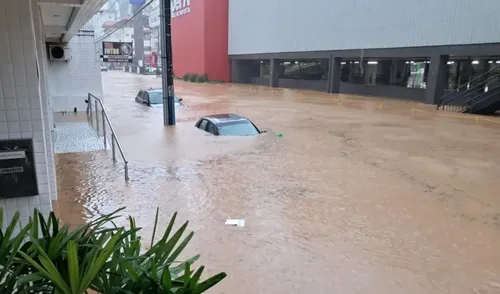Litoral de Santa Catarina sofre com fortes chuvas e 5 cidades