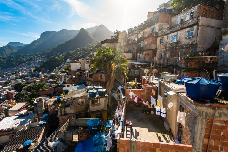 Cidades - favela e pobreza - miséria - Casas de Santa Marta Favela no Rio de Janeiro