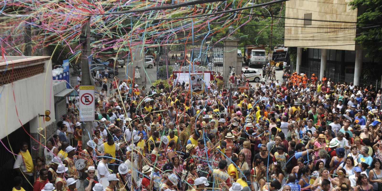 Mais de 40 blocos animam o pré-carnaval no Rio de Janeiro