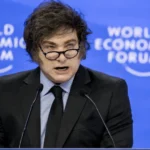 Inflação na Argentina acelera pelo 3º mês seguido, em desafio para Milei