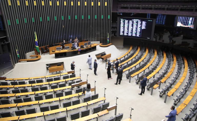Discussão e votação de propostas legislativas.