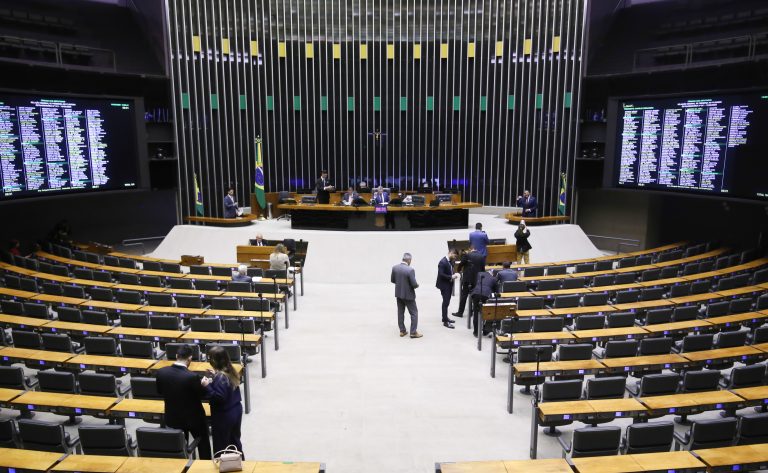 Câmara analisa projeto que suspende tarifas de água e energia em caso de calamidade pública; acompanhe - Notícias