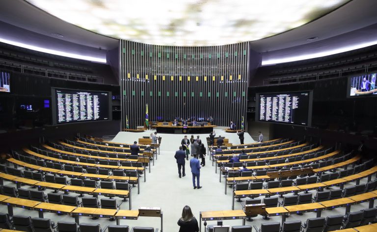 Deputados reunidos no plenário