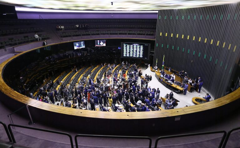 Discussão e votação de propostas legislativas.