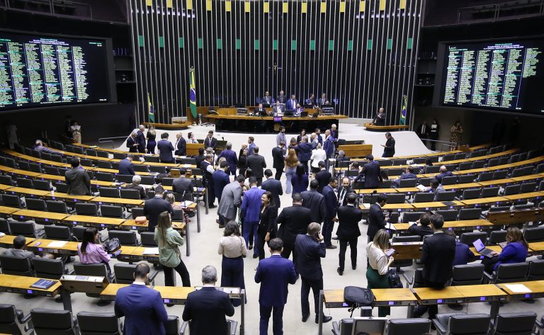 Discussão e votação de propostas.