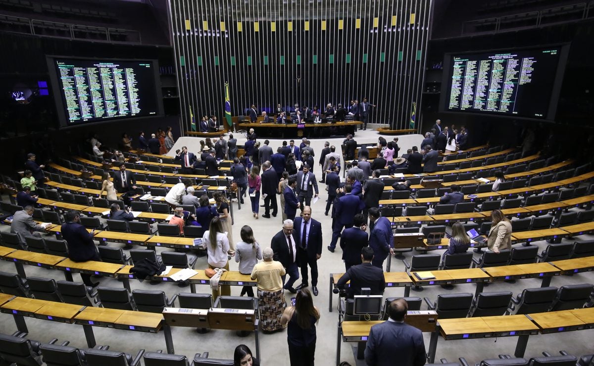 Denúncia contra Bolsonaro provoca bate-boca entre deputados na Câmara – Política – CartaCapital