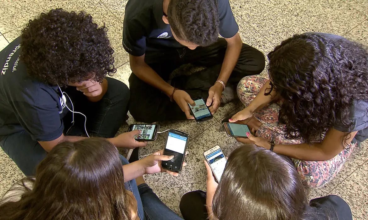 Governo publica decreto que regulamenta a proibição de celulares nas escolas; veja os detalhes – Educação – CartaCapital