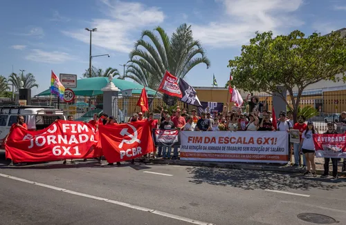 Manifestantes foram às ruas neste domingo (16) contra escala