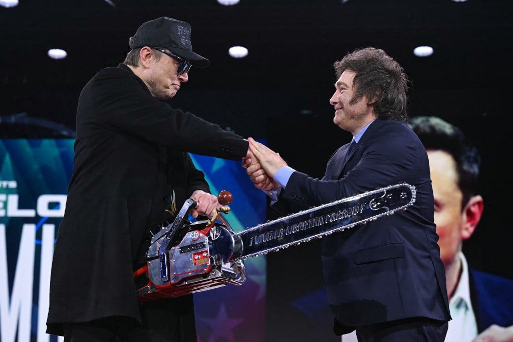 Milei presenteia Musk com motosserra em evento nos EUA – Mundo – CartaCapital