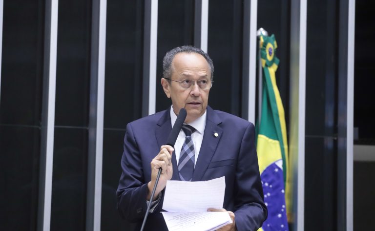 Deputado Silas Câmara fala ao microfone