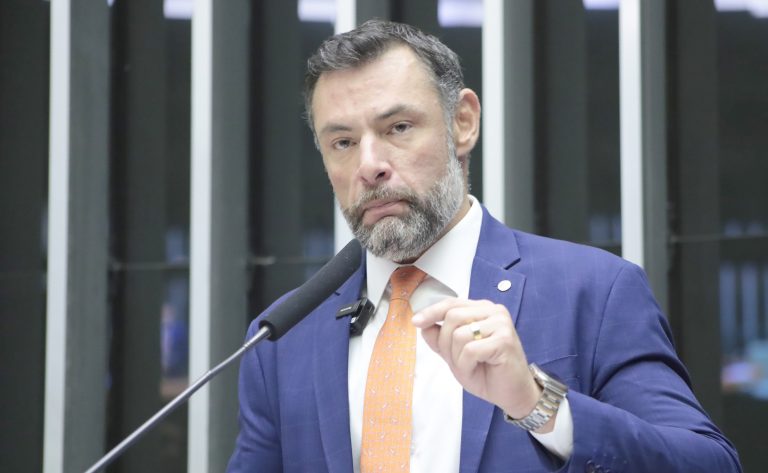 Deputado Marangoni fala ao microfone