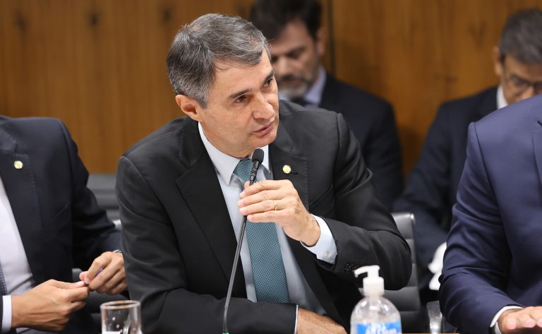 Deputado Romero Rodrigues fala ao microfone
