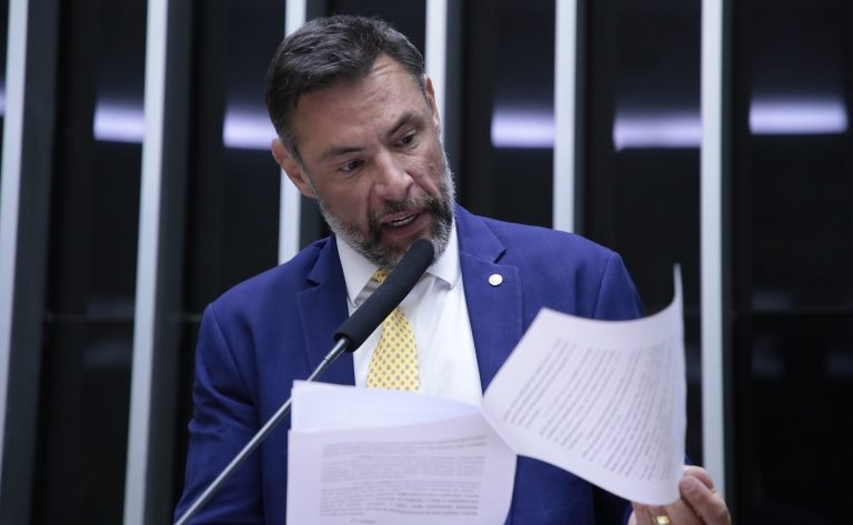 Deputado Marangoni fala ao microfone