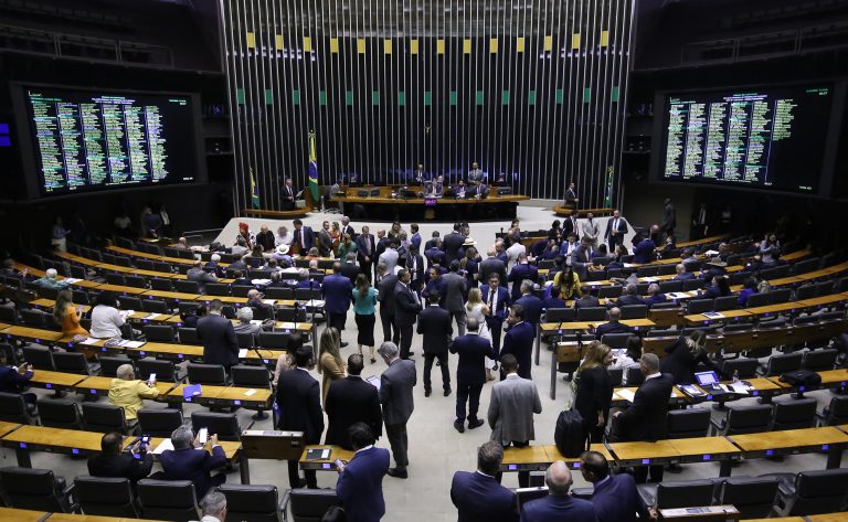 Discussão e votação de propostas legislativas.