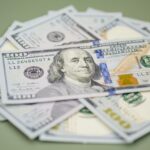 Dólar inicia o dia em alta com atenção voltada a indicadores do Brasil e fala de Powell