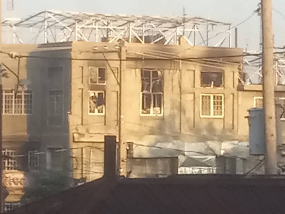 Duas rádios e uma emissora de TV são incendiadas durante ataques de gangues no Haiti – Mundo – CartaCapital