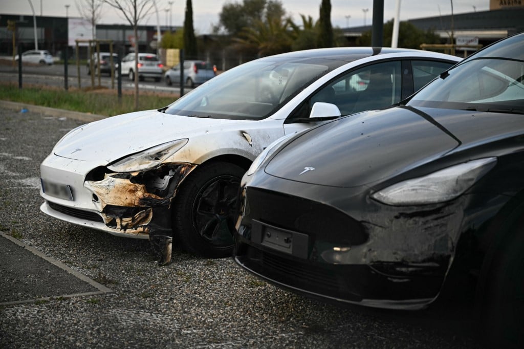 Grupo anarquista reivindica incêndio em concessionária da Tesla na França – Mundo – CartaCapital