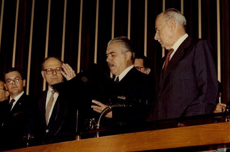 Há 40 anos, Brasil encerrava ditadura militar e caminhava para a redemocratização - Notícias