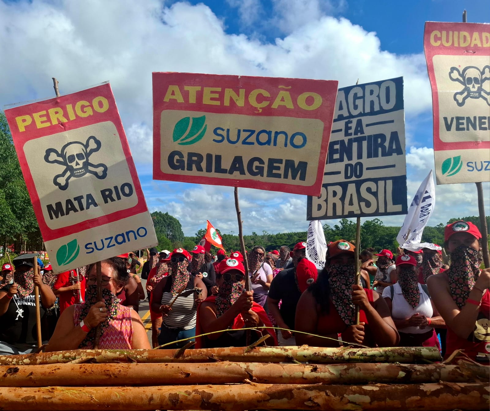 Mulheres do MST bloqueiam rodovia no Espírito Santo e demandam terras da Suzano para reforma agrária