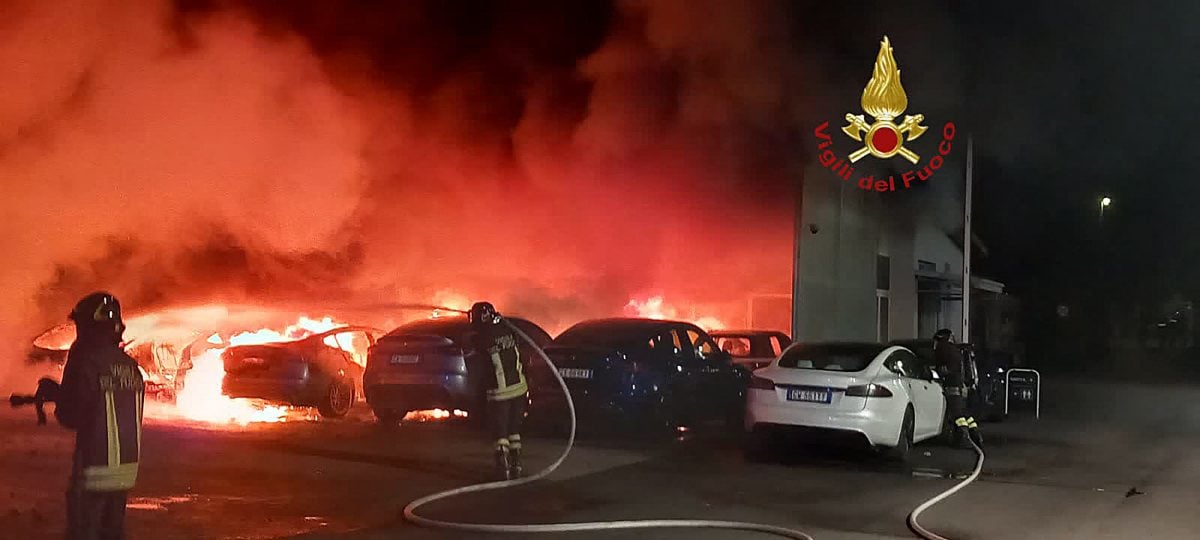 Musk chama de 'terrorismo' incêndio em concessionária da Tesla na Itália – Mundo – CartaCapital