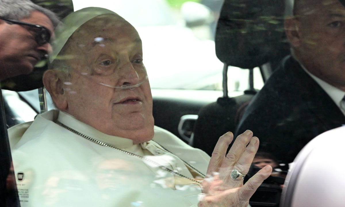 Papa Francisco acena para fiéis e deixa o hospital após quase 40 dias de internação – Mundo – CartaCapital