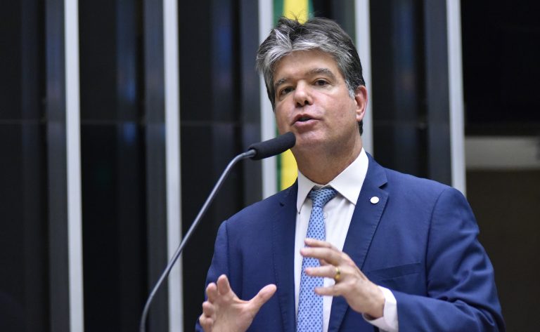 Deputado Ruy Carneiro fala ao microfone