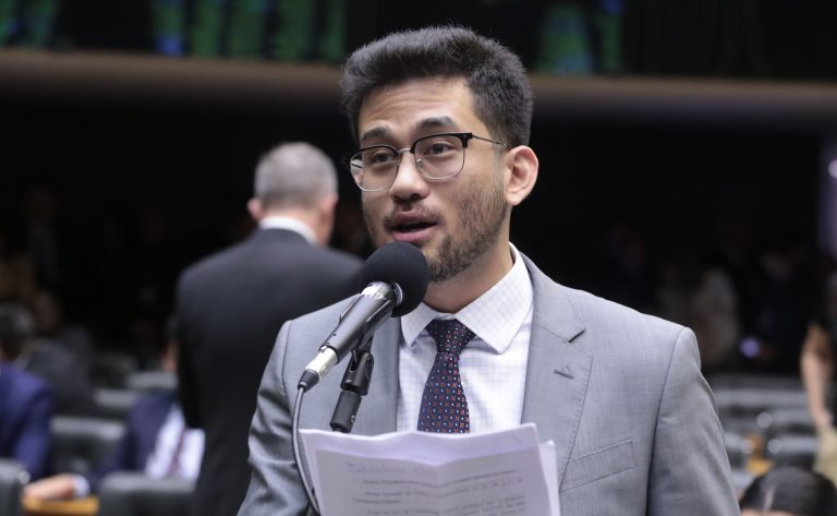 Deputado Kim Kataguiri fala ao microfone