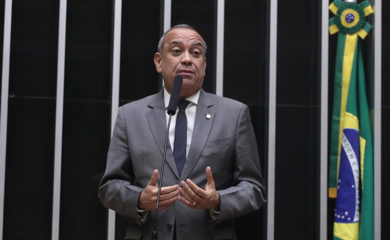 Deputado Max Lemos fala ao microfone